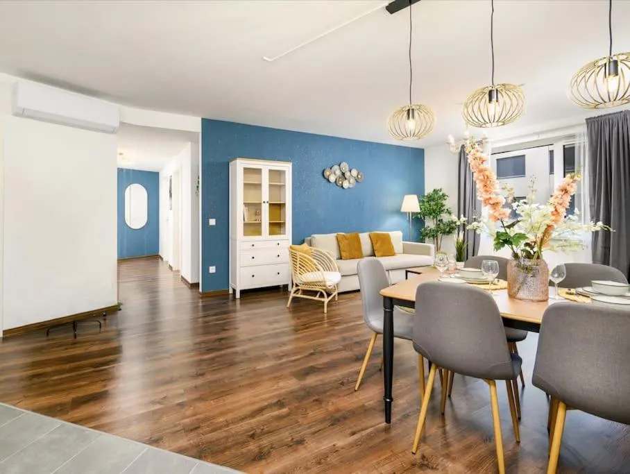 Image 3 of Erkel Luxury Home