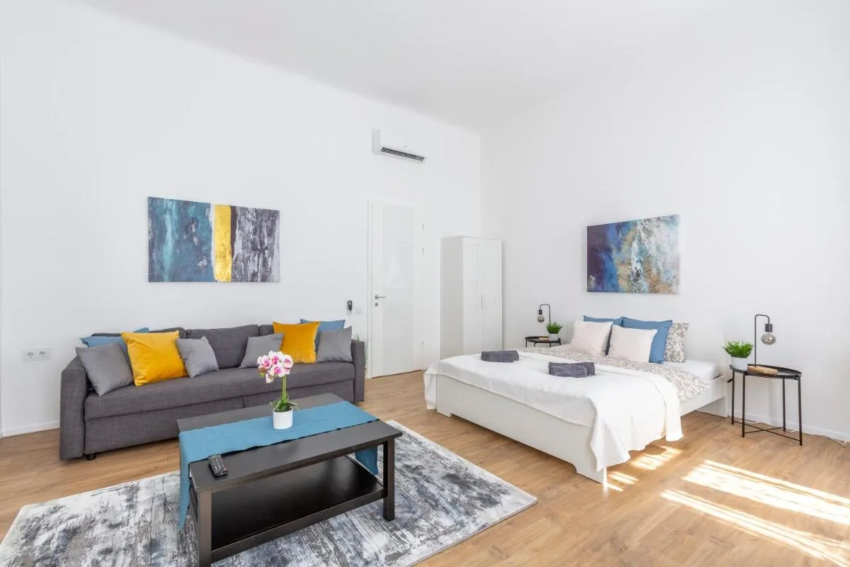 Image 1 of Exclusive Central Home with Sauna next to the New York Café