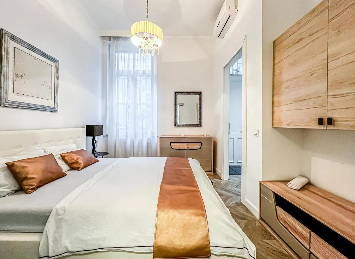Image 1 of Global Living – Luxury Downtown Dreams on József