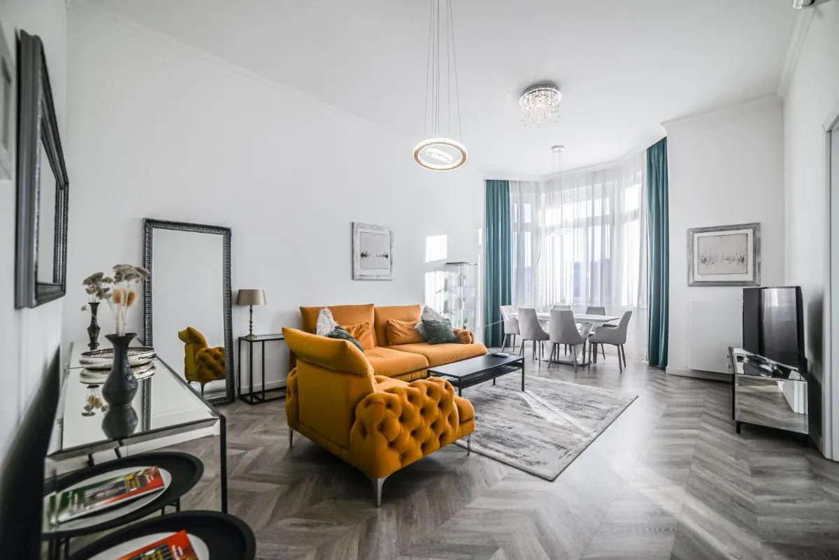 Image 4 of Global Living – Luxury Downtown Dreams on József