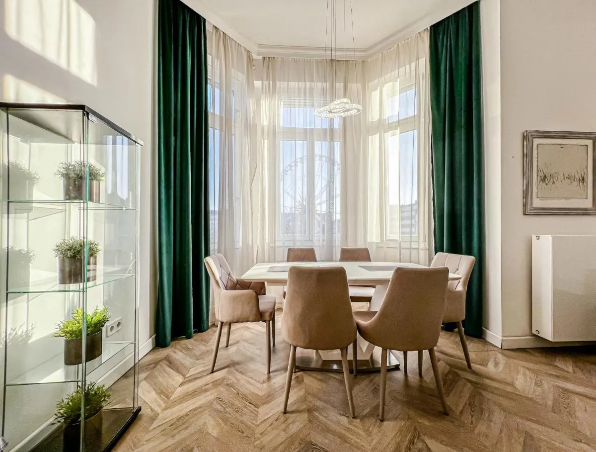 Image 3 of Global Living – Luxury Downtown Dreams on József