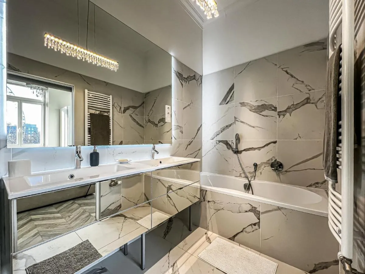 Image 2 of Global Living – Luxury Downtown Dreams on József