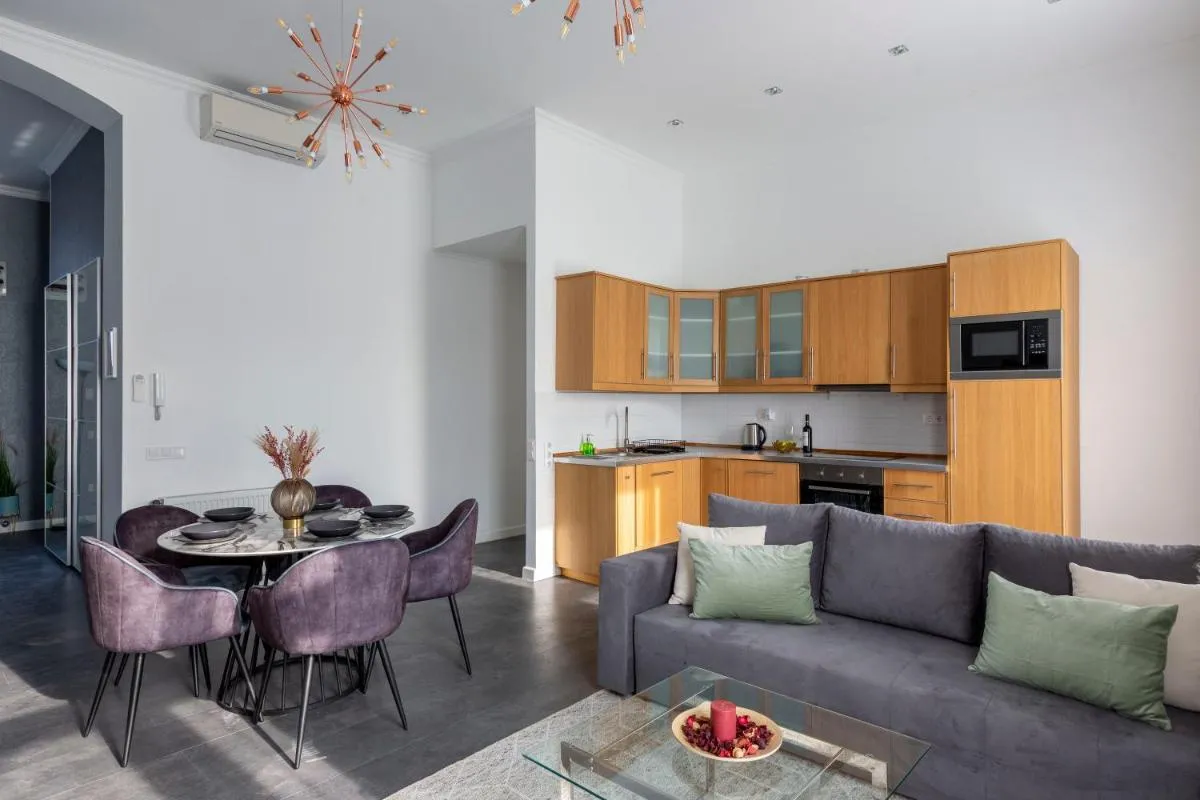 Image 3 of Glorious Central Apartment next to the New York Café