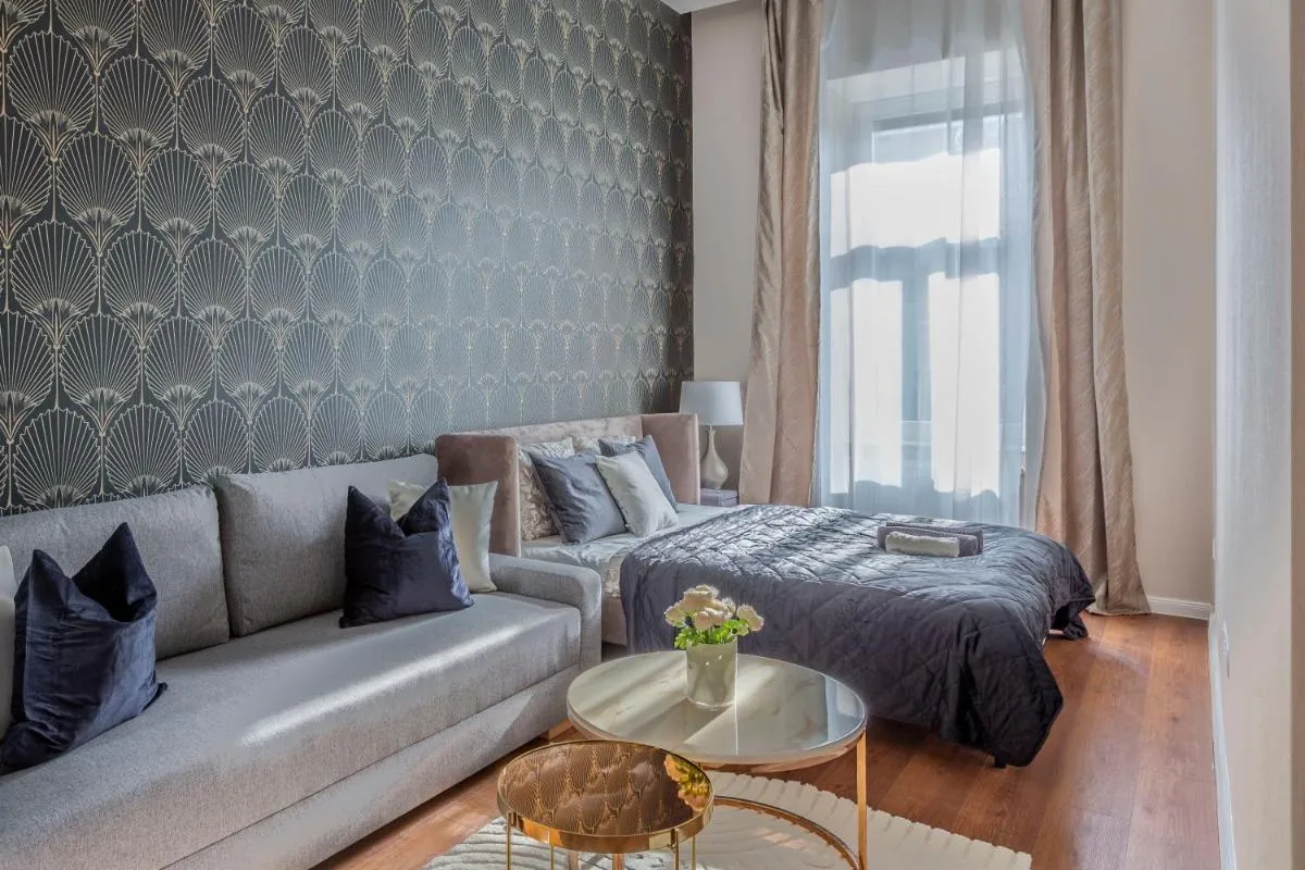 Image 1 of Glorious Central Apartment next to the New York Café