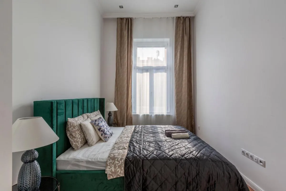 Image 6 of Glorious Central Apartment next to the New York Café