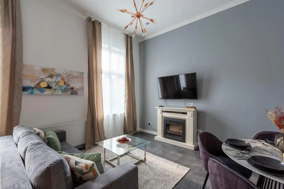 Image 4 of Glorious Central Apartment next to the New York Café