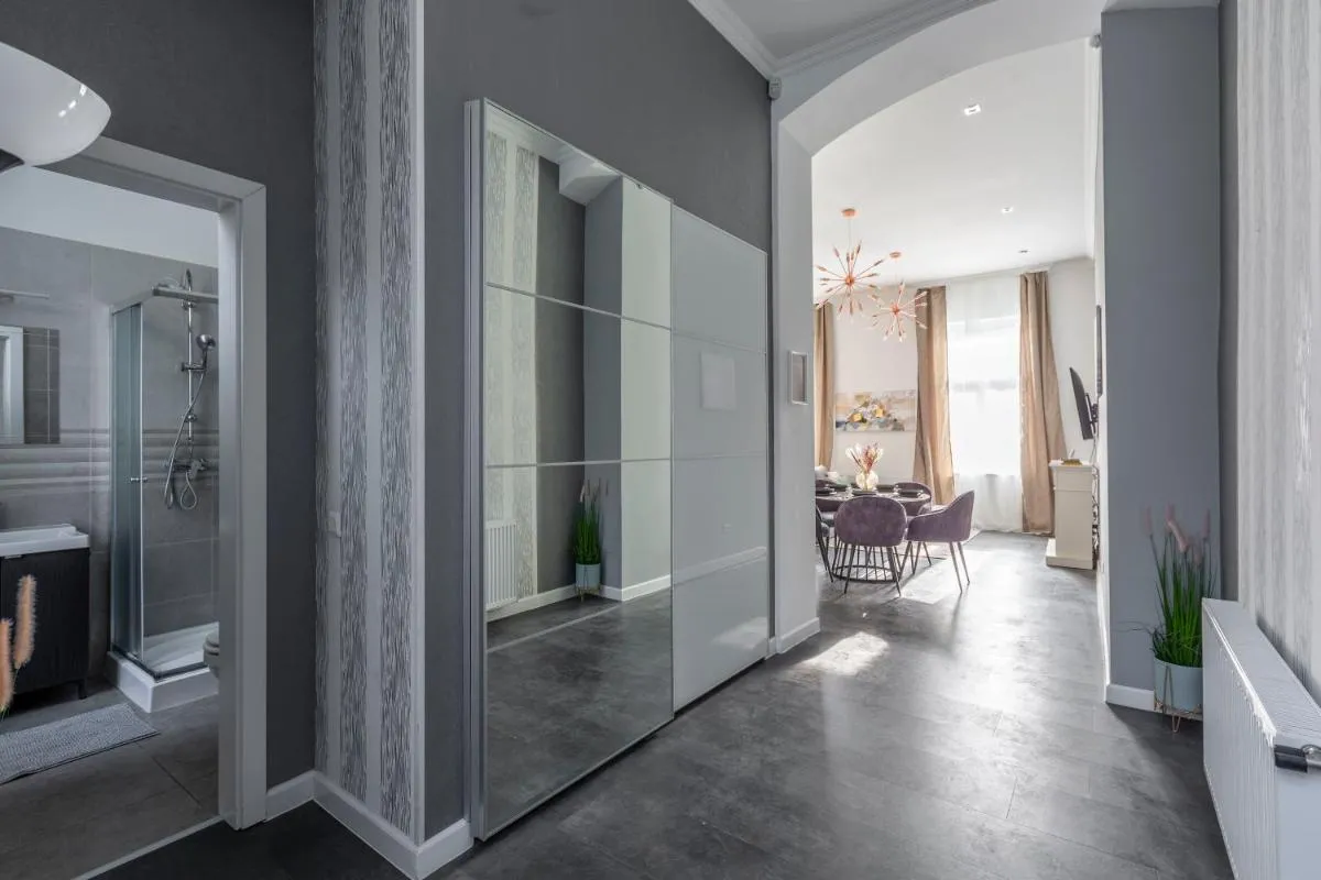 Image 2 of Glorious Central Apartment next to the New York Café