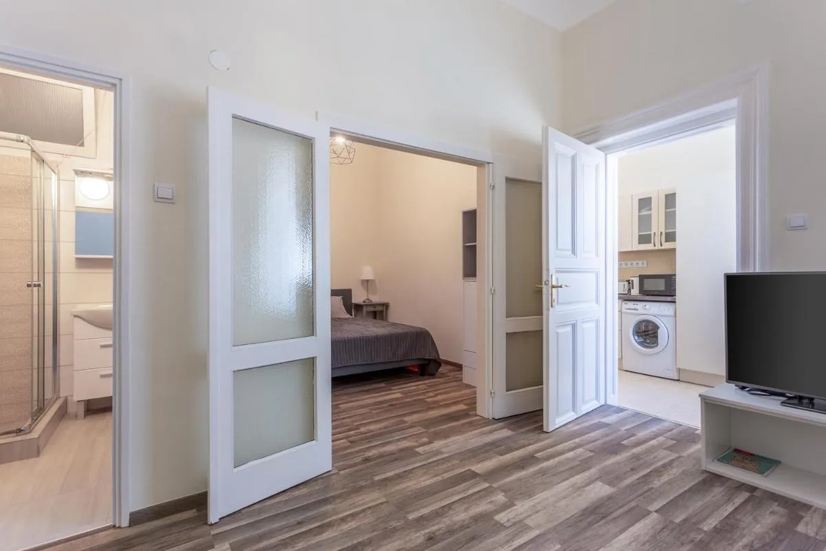 Image 6 of Goldcentral Apartment