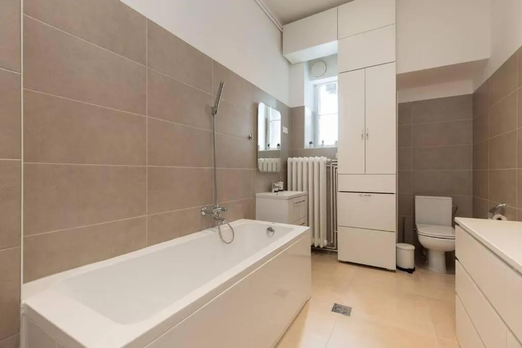 Image 2 of Grand Luxury on The Budapest Broadway w Jacuzzi