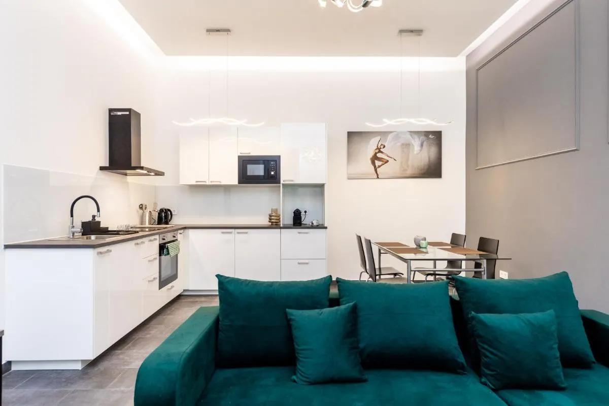 Image 3 of High end 2 bedroom apartment in downtown