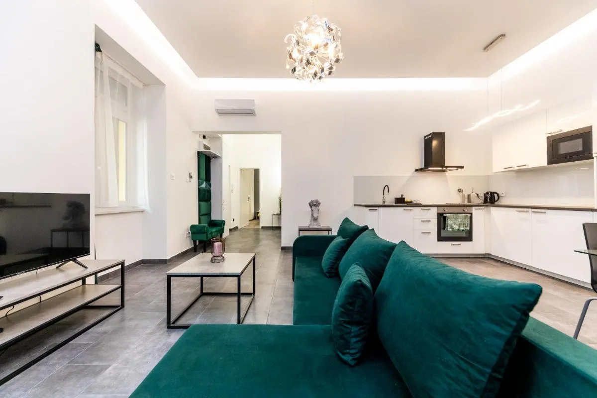 Image 4 of High end 2 bedroom apartment in downtown