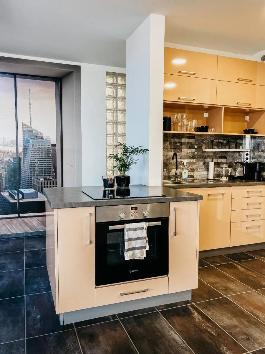 Image 5 of Highrise Horizon Penthouse