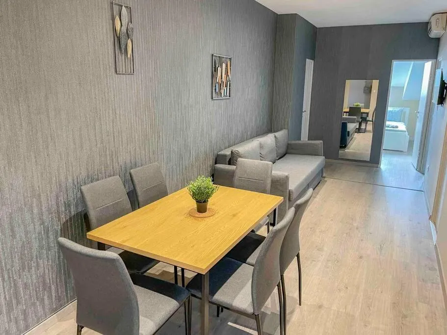 Image 3 of I77 Spacious Modern 3bedroom
