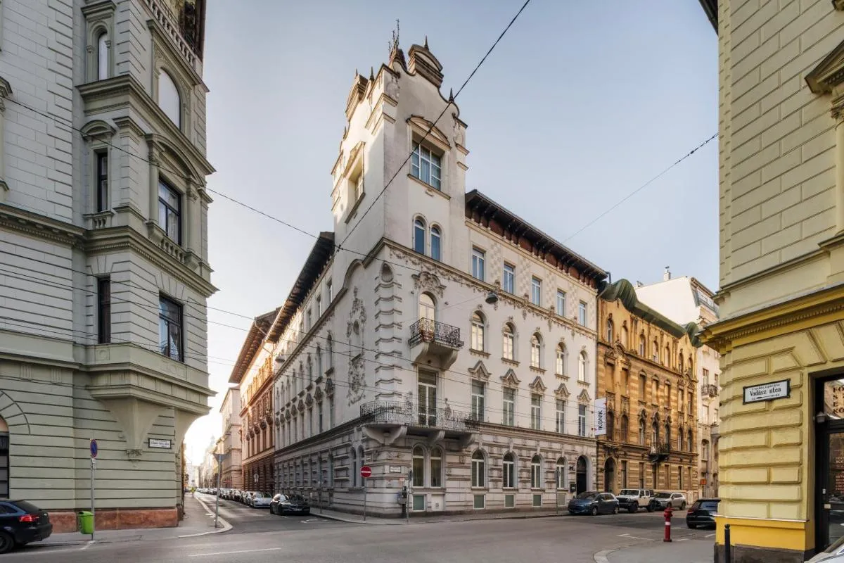 Image 4 of Ikonik Parlament