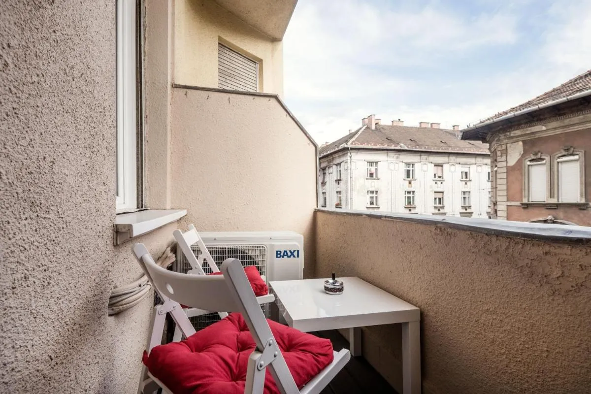 Image 5 of Jacuzzi and privacy in English style in the heart of the city