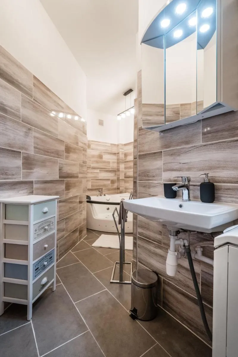 Image 3 of Jacuzzi and privacy in English style in the heart of the city