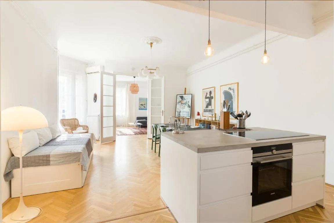 Image of Klauzal apartment w/3 bedrooms, french balcony