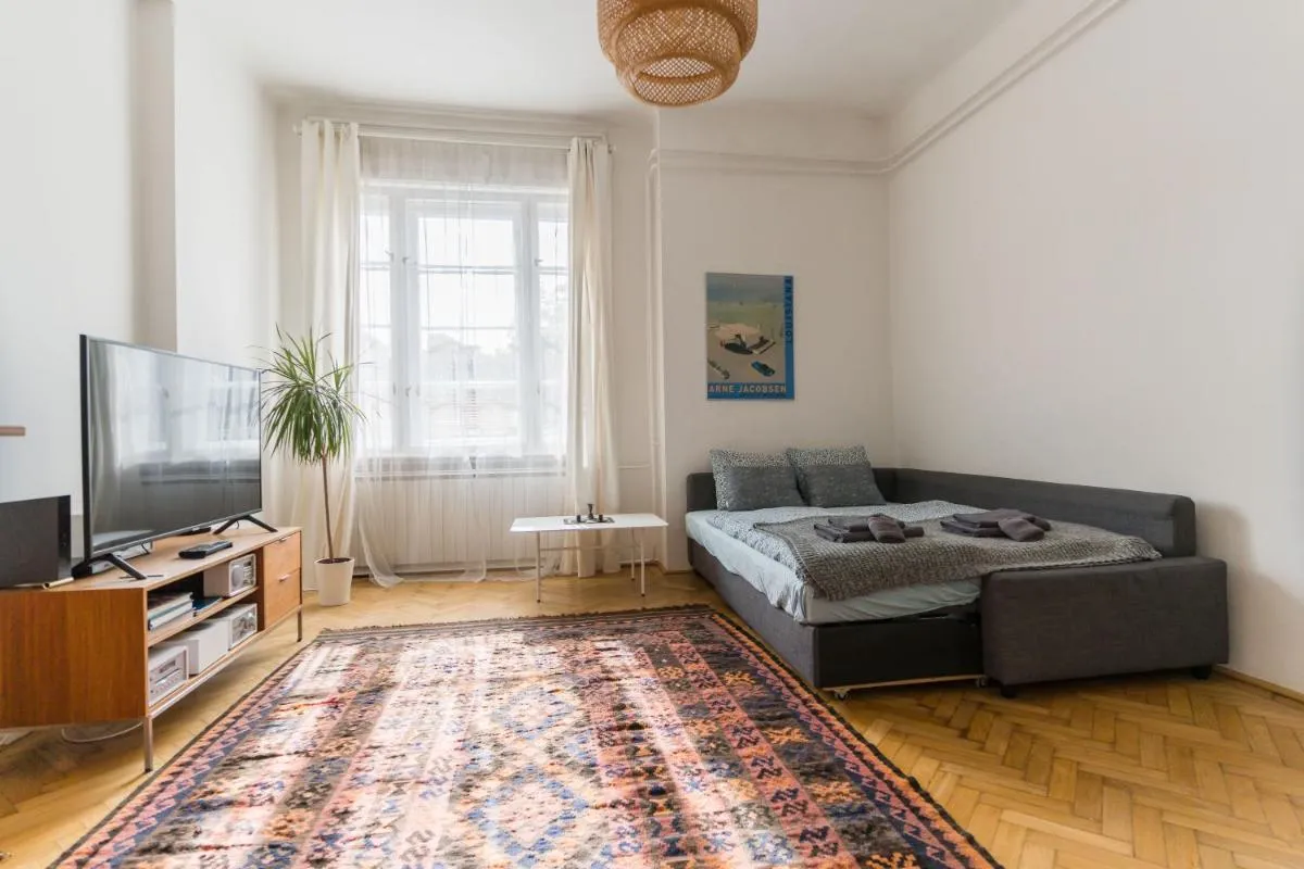 Image 3 of Klauzal apartment w/3 bedrooms, french balcony