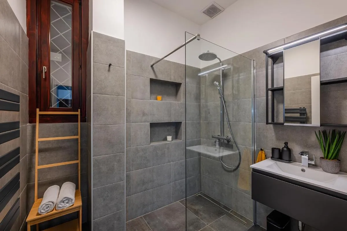 Image 2 of Liszt Modern Chic Apartment