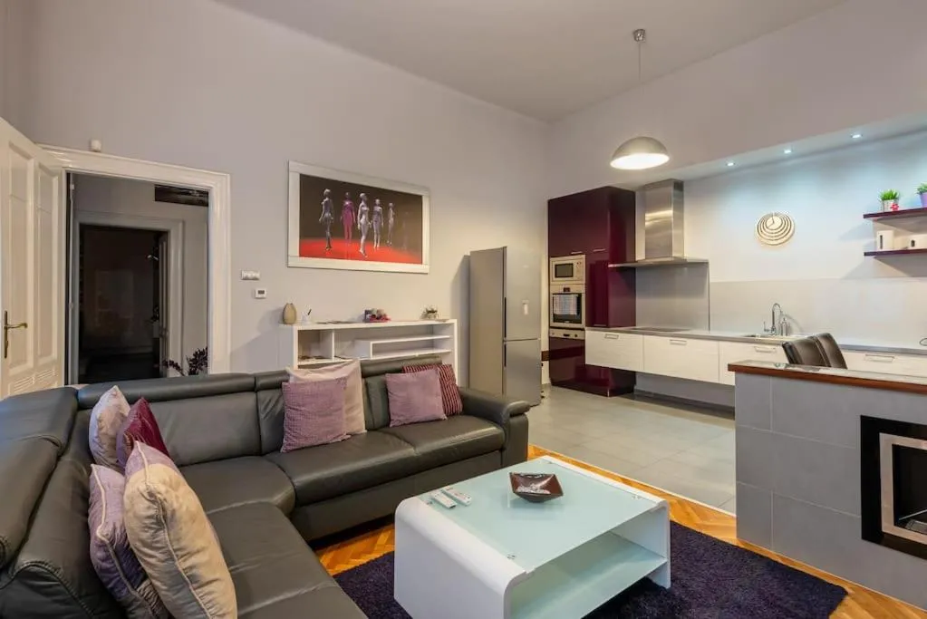 Image 2 of Lovely purplish apartment heart of the city