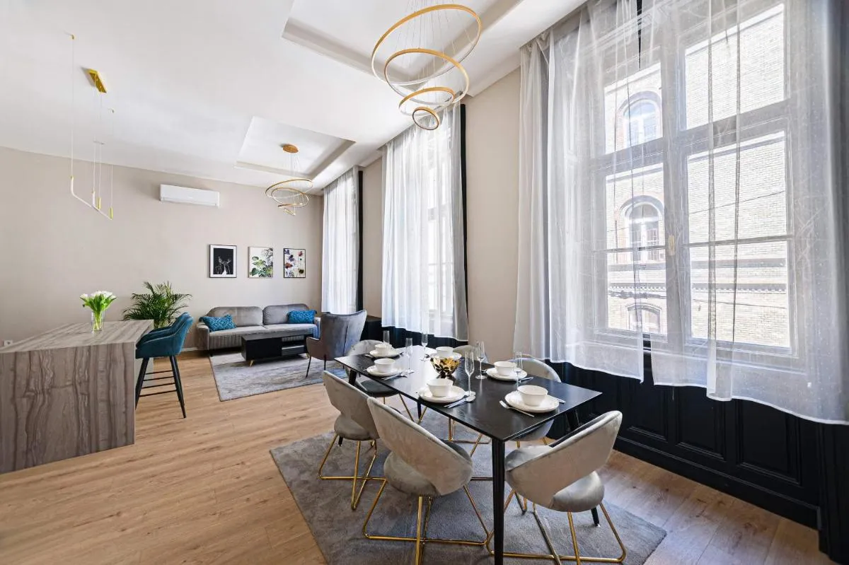 Image 2 of Luxurious & Spacious Central Apartment in the Kertesz Street