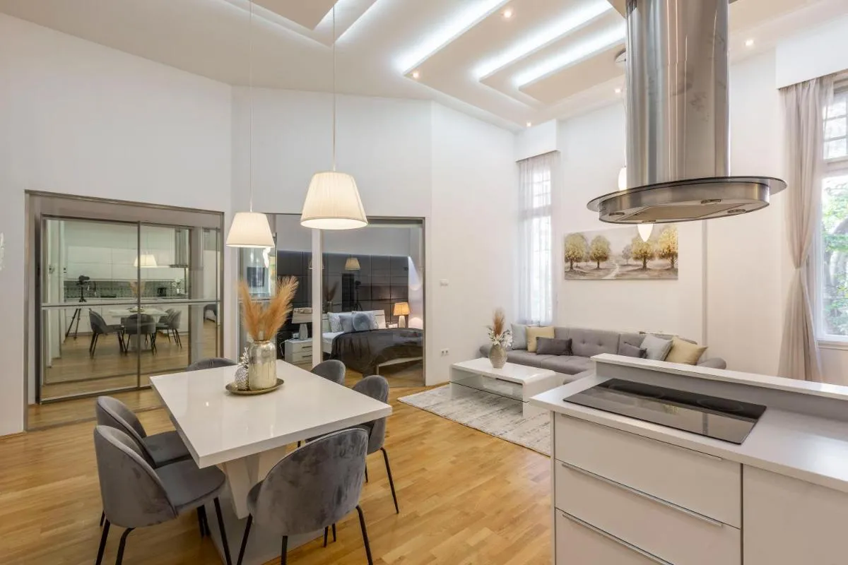 Image 3 of Luxurious & Spacious Downtown Residence in Liszt Ferenc Square