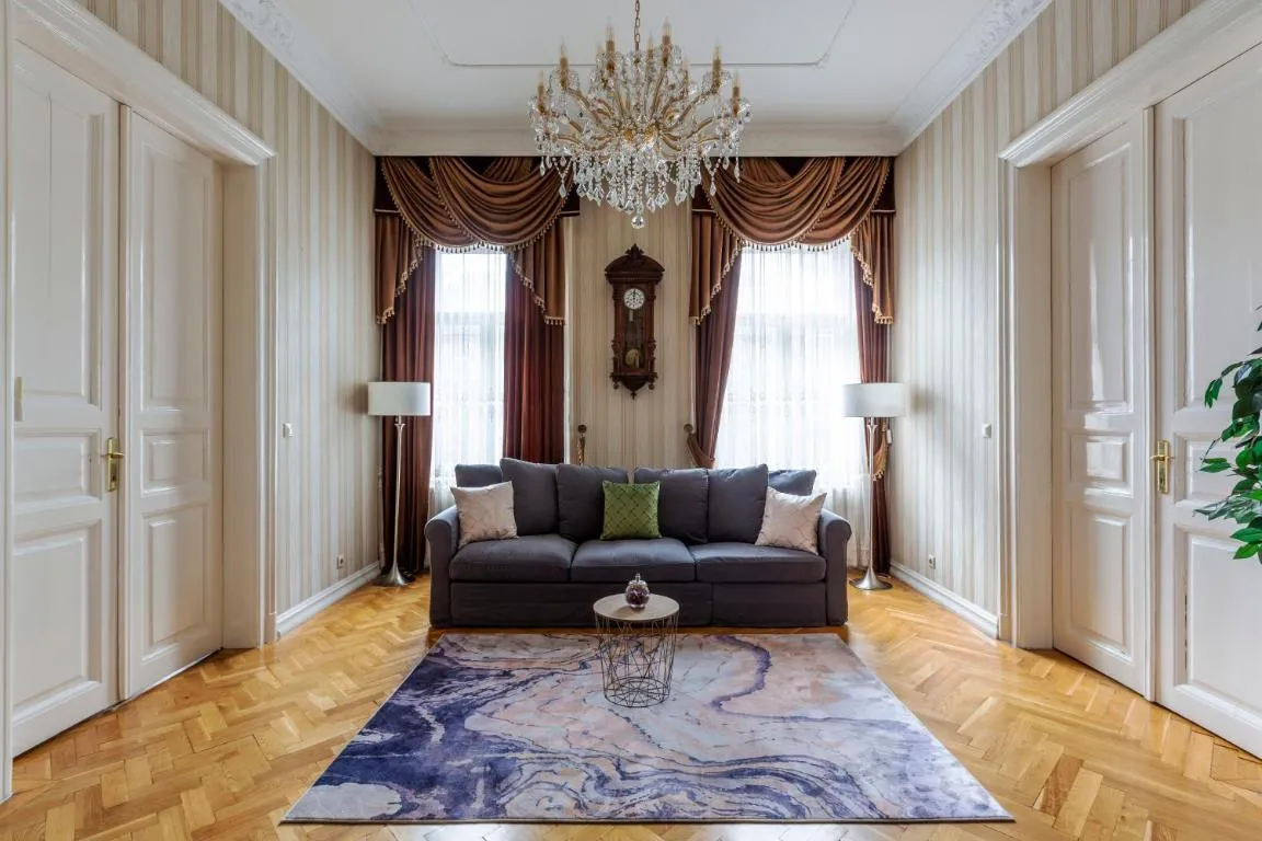 Image of Luxury Central Home next to the New York Café