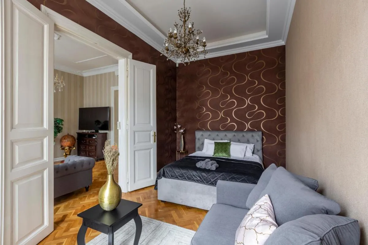 Image 3 of Luxury Central Home next to the New York Café