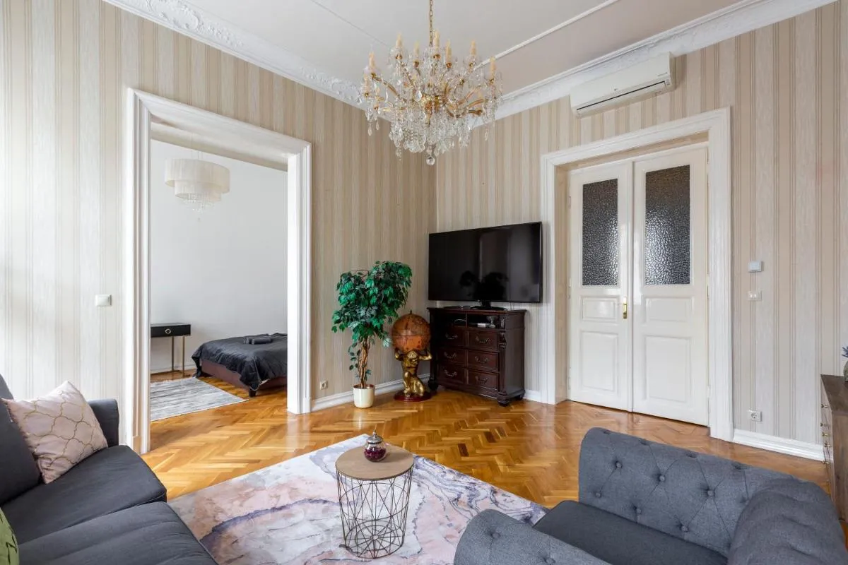 Image 6 of Luxury Central Home next to the New York Café
