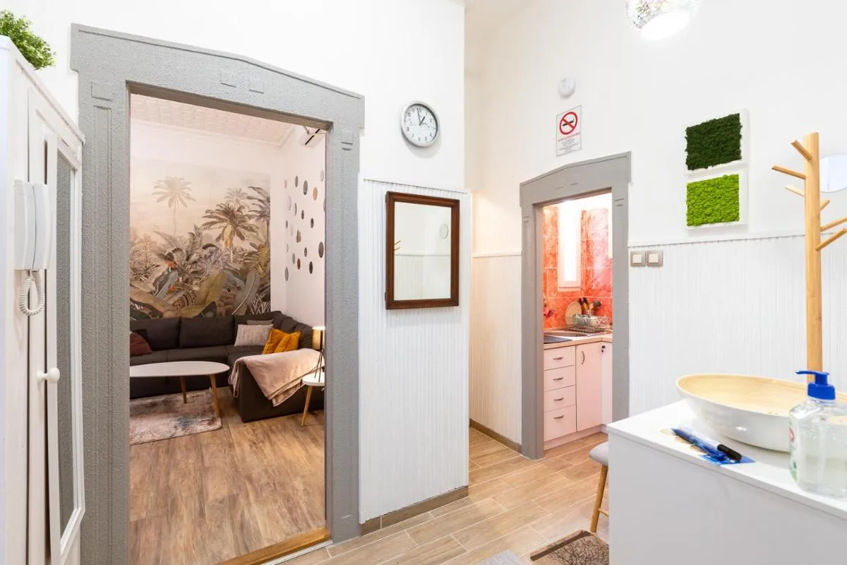 Image 2 of Luxury City Center apartment next to New York Cafe
