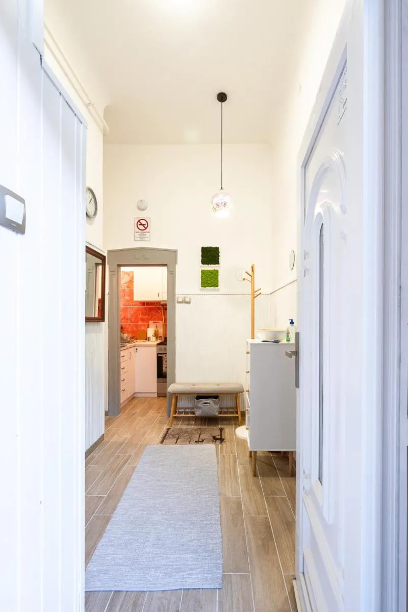 Image 3 of Luxury City Center apartment next to New York Cafe