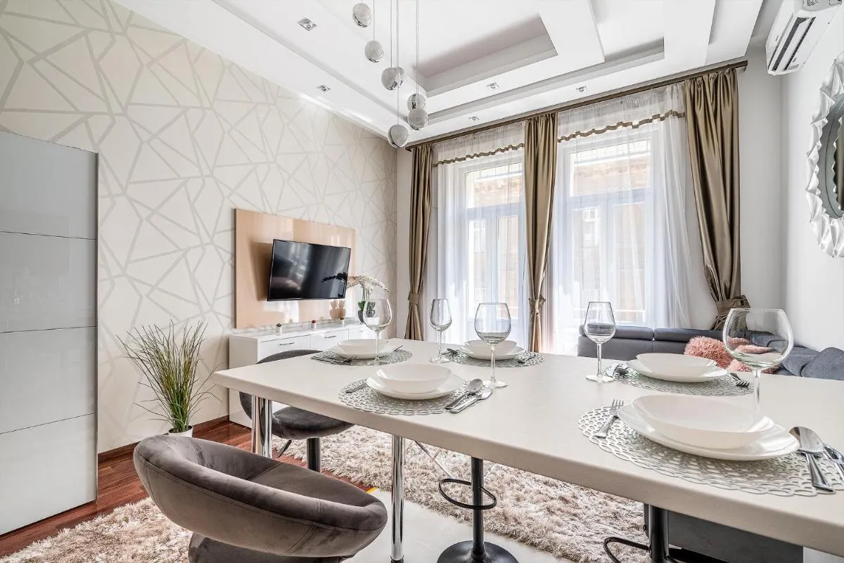 Image 4 of Luxury apartment with free garage and balcony in the center