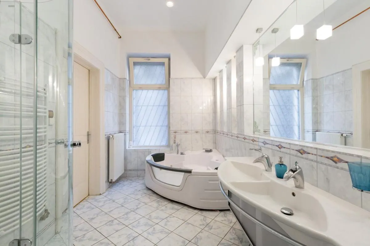 Image 2 of Luxury central Apartment