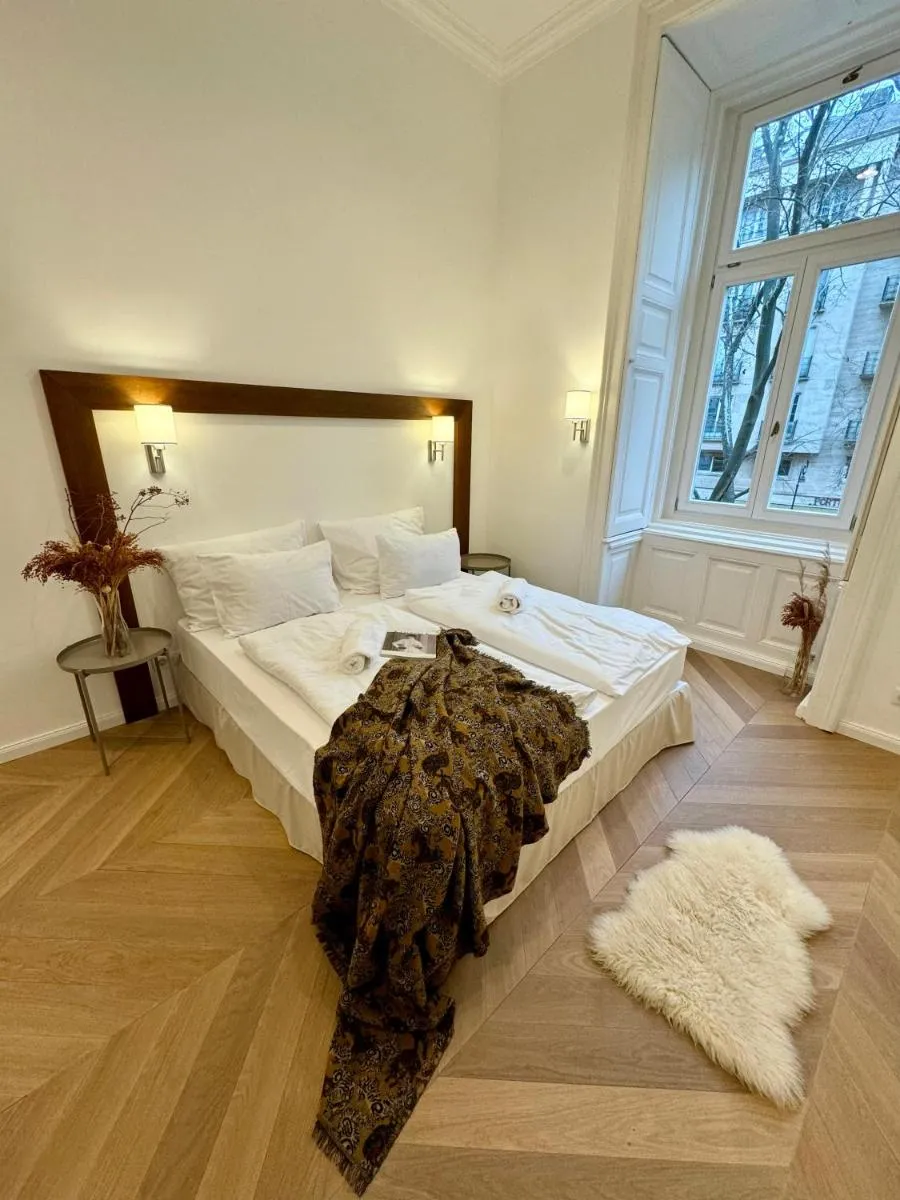 Image 3 of Maison Frank