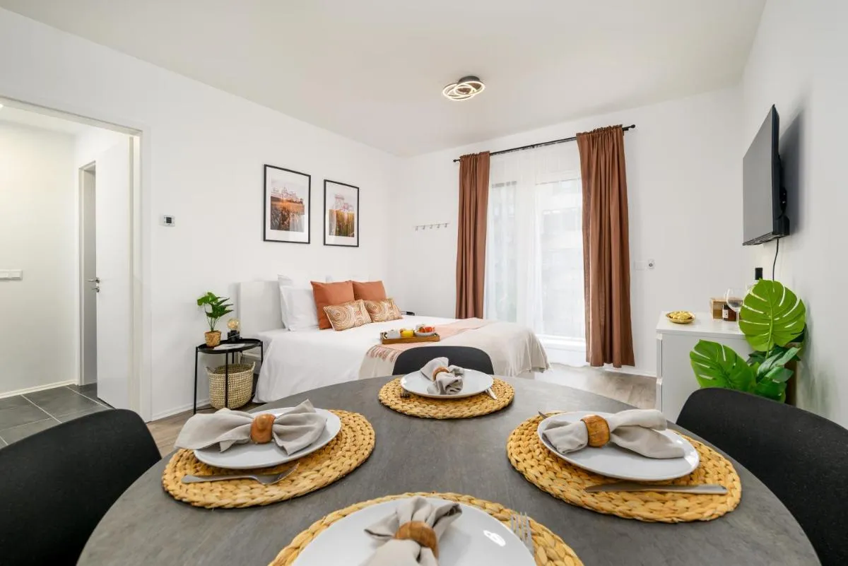 Image 4 of Marone Circles Comfortable Apartment for 4 with Parking