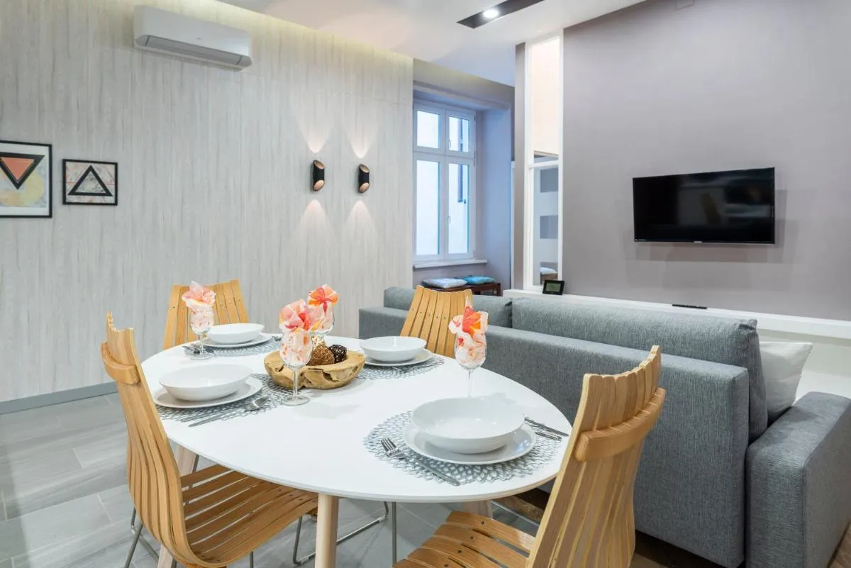 Image 2 of Modern 2 bedroom apartment with free airport transfer