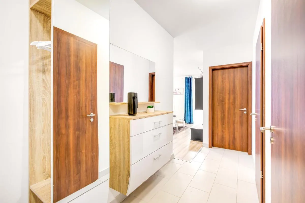 Image 2 of Modern apartment with free garage and balcony in the downtown