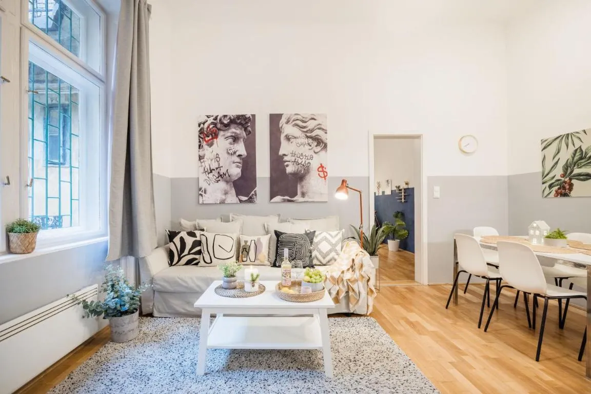 Image of Most Central Budapest Home – 2 min to NewYork Cafe