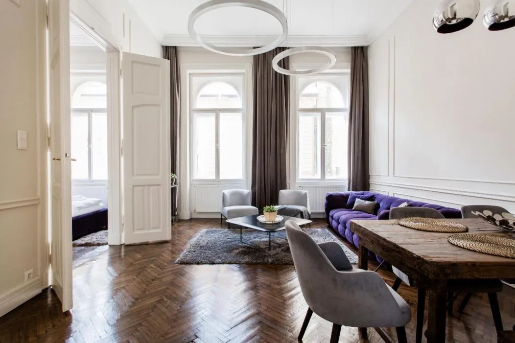 Image of Opera Apartment with FREE parking, 2BR2BA, AC