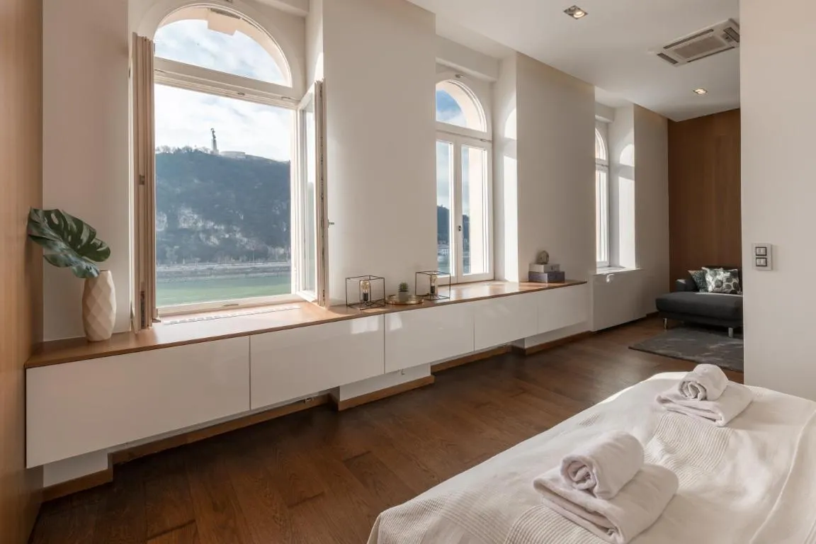 Image of Panorama Luxury Dream Home in The Center
