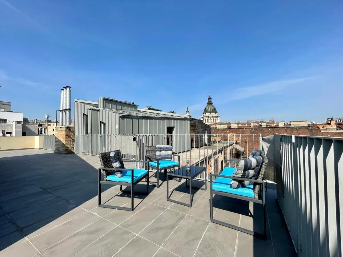 Image 5 of Penthouse w Private Rooftop and Free parking