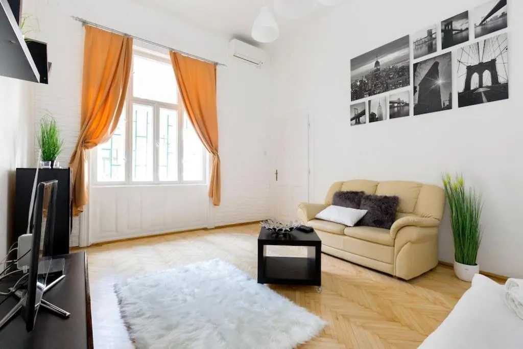 Image 3 of Peterdy Apartment at City Park with AC
