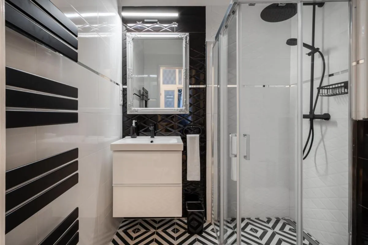 Image 2 of Premium Art Deco Apartment at Broadway // 4BDR & 3BR