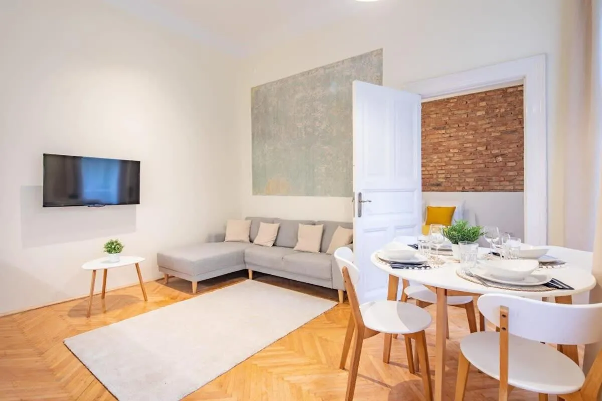 Image 4 of Quiet Comfort – Central Buda