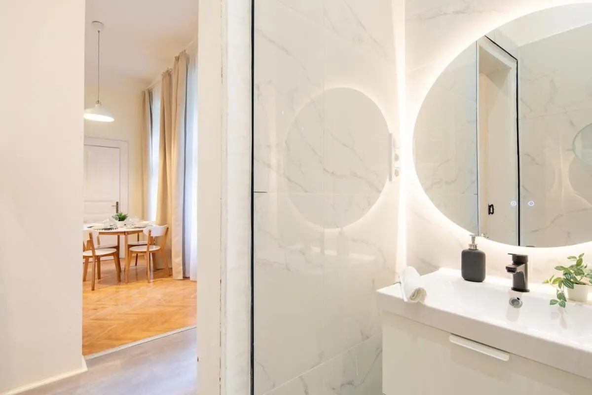 Image 2 of Quiet Comfort – Central Buda