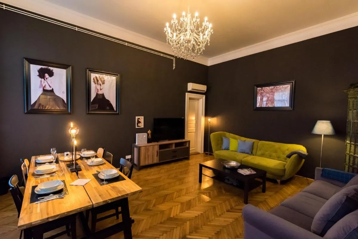 Image 2 of R38 – Artists luxury home
