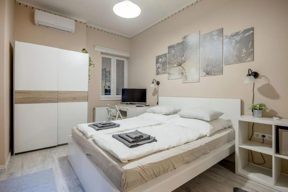 Image 1 of RoomBack Rooms – 2BR Apt with AC near Deak ter