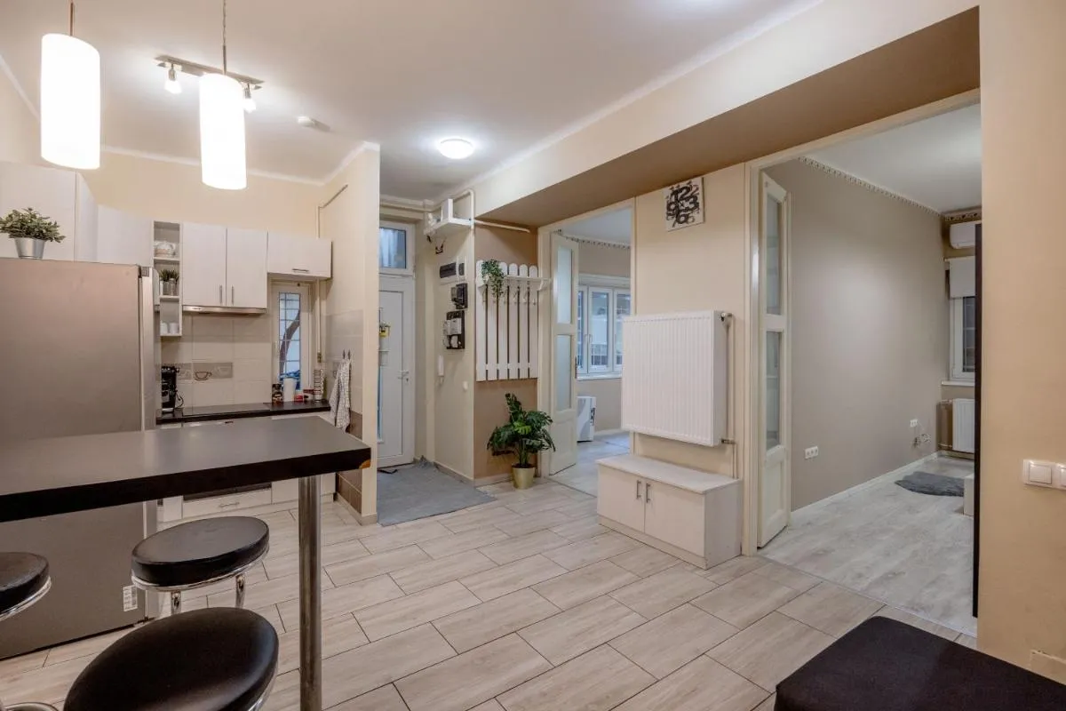 Image 3 of RoomBack Rooms – 2BR Apt with AC near Deak ter