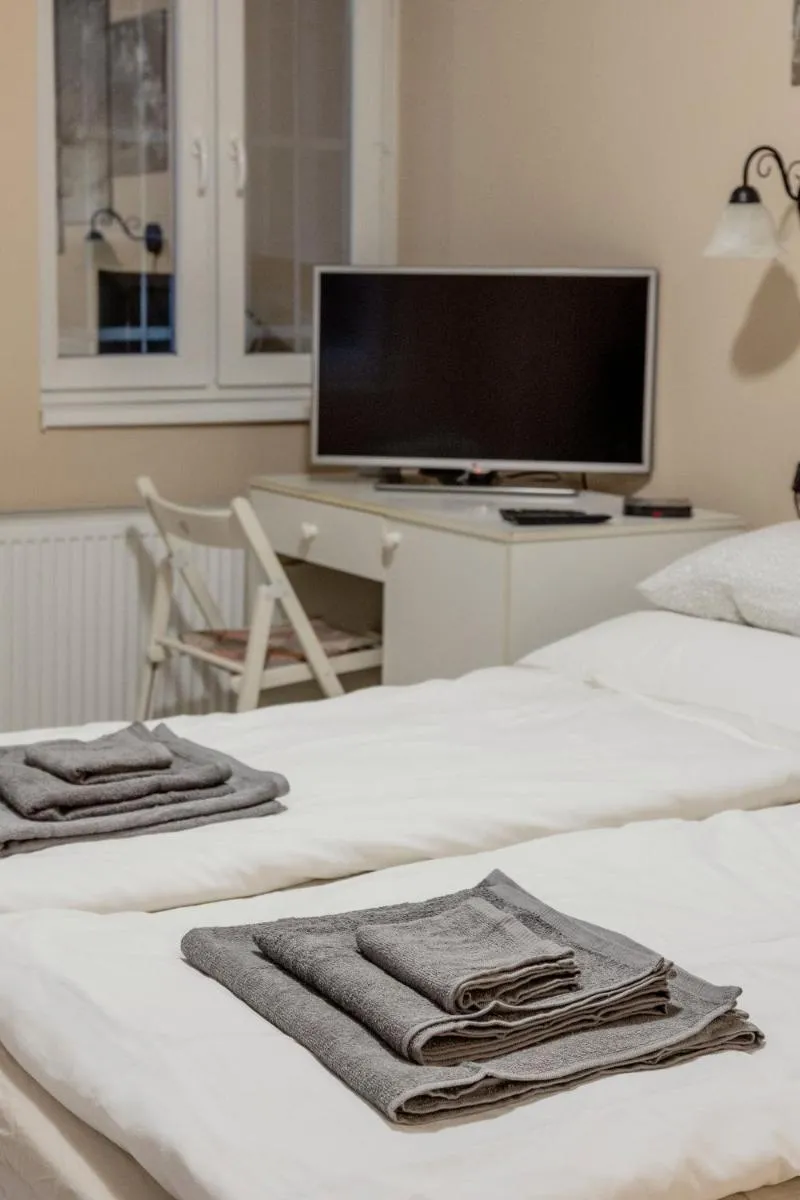 Image 4 of RoomBack Rooms – 2BR Apt with AC near Deak ter
