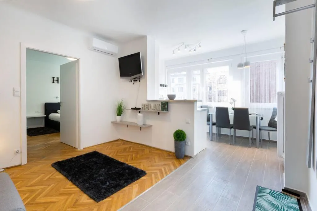 Image 4 of Rumbach 22 Center Apartment with AC